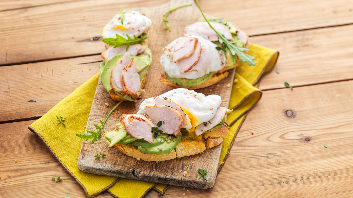 Visuel recette de toasts d'avocats agrémentés d'un œuf poché et d'émincés de poulet rôti