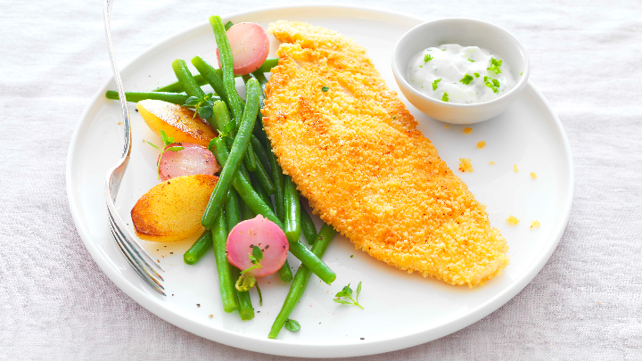 Visuel recette d'escalope de dinde panée au paprika accompagnée d'une poêlée d'haricots verts et de pomme de terre