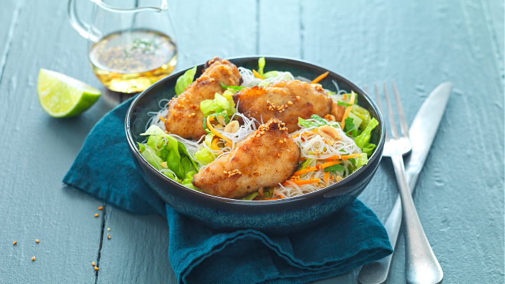 Visuel recette d'un Bo Bun au poulet pané, accompagné de vermicelles de riz, de salade et carottes