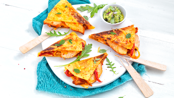 Visuel recette de quesadillas aux émincés de filet de poulet à la mexicaine, agrémentées de poivrons, d'oignons, de tomates et de cheddar râpé