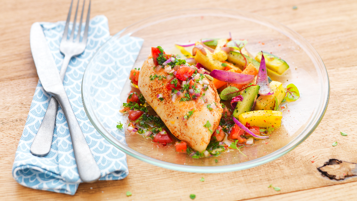 Visuel recette de filet de poulet à la sauce vierge, tomates et fines herbes, accompagné de légumes grillés et croquants