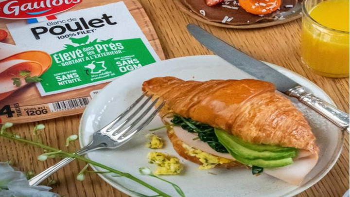 Visuel recette d'un croissant salé au blanc de poulet, œuf, avocat et épinard