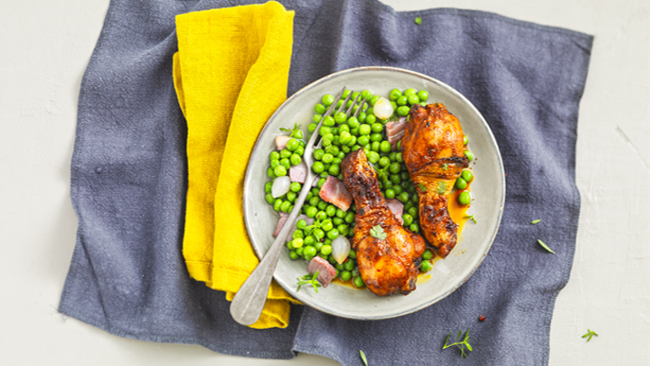 Visuel recette de pilons de poulet marinés à la Mexicaine accompagnés d'une poêlée de petits pois au lard