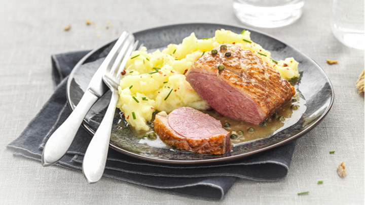 Visuel recette d'un filet de canard au poivre vert accompagné d'un écrasé de pomme de terre à la ciboulette