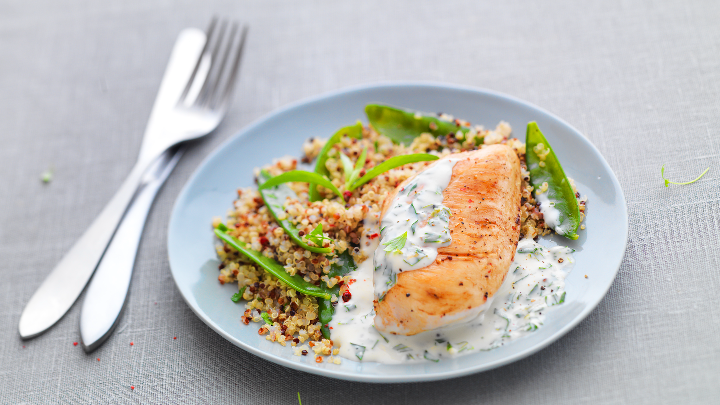 Visuel recette d'un filet de poulet à la crème d'estragon, accompagné de quinoa et pois gourmands