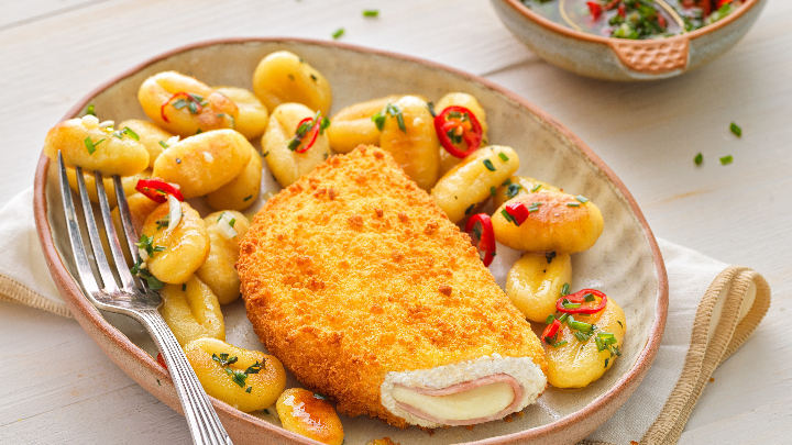 Visuel recette d'un cordon bleu végétarien, accompagné de gnocchis et d'une sauce chimichurri