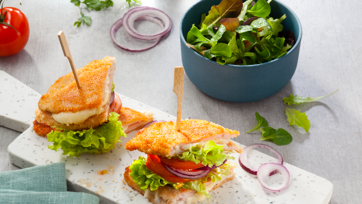 Visuel recette d'un club sandwich au cordon bleu accompagné d'un bol de salade