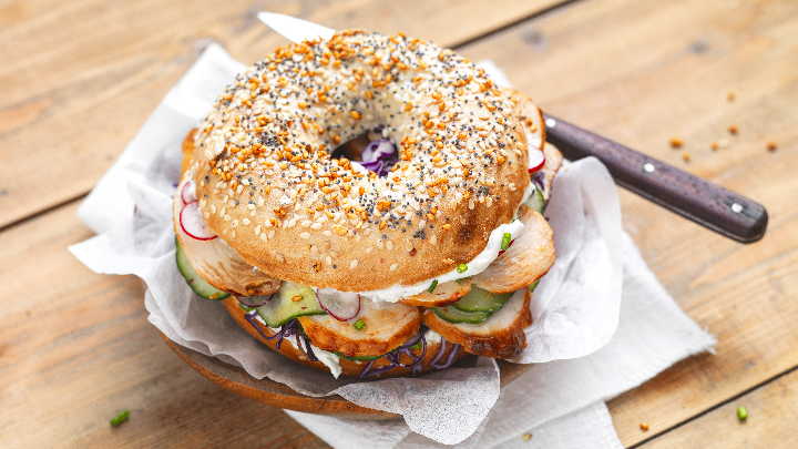 Visuel recette d'un bagel d'émincés de filet de poulet saveur barbecue, agrémenté de cream cheese, concombre et de radis