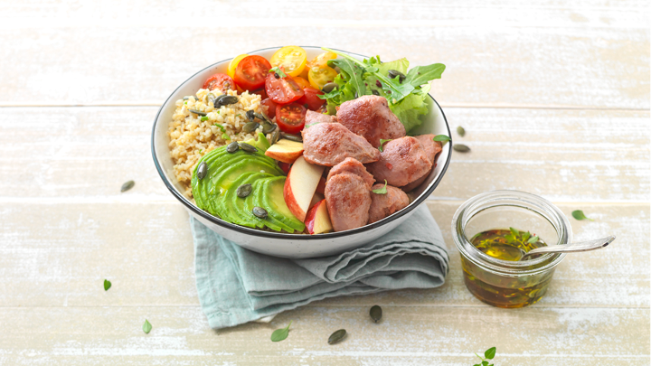 Visuel recette d'un poke bowl aux sot-l'y-laisse de dinde confits accompagné de boulgour, d'avocat, de tomates cerise, de salade et de pommes coupées en quartiers