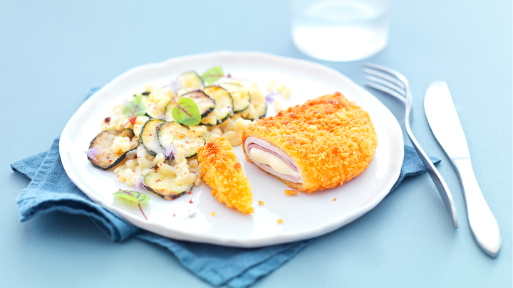 Visuel recette d'un cordon bleu extra croustillant accompagné d'un gratin de courgettes et de coquillettes