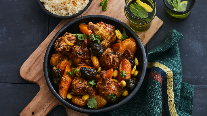 Visuel recette d'un tajine aux grignottes de poulet, agrémenté de carottes, pruneaux et amandes