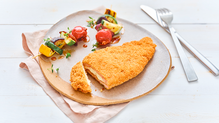 Visuel recette d'une escalope de dinde cordon bleu accompagné de brochettes de légumes