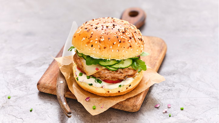 Visuel recette d'un burger de haché de volaille au chèvre et sauce ranch