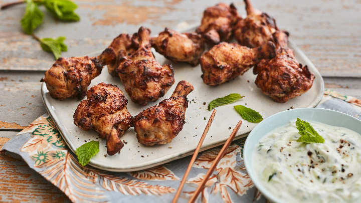 Visuel recette d'un plateau de grignottes de poulet à dipper dans une sauce raïta