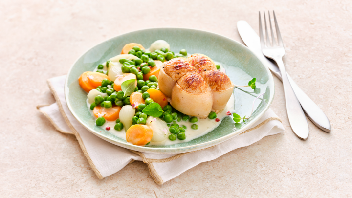 Visuel recette d'une paupiette de dinde accompagnée de petits pois et carottes